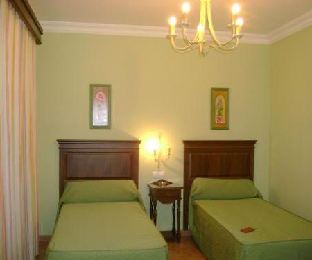 Santa Cruz Hotell Los Palacios Y Villafranca Exteriör bild